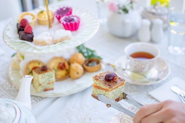 Traditional High Tea balances petite yet decadent sweets with flavoursome savouries, like the classic frittata, made in-house with fresh seasonal vegetables and herbs. 🍅 🌿 😋 
IC @tweed_coast_photography .
.
Happy weekend friends!