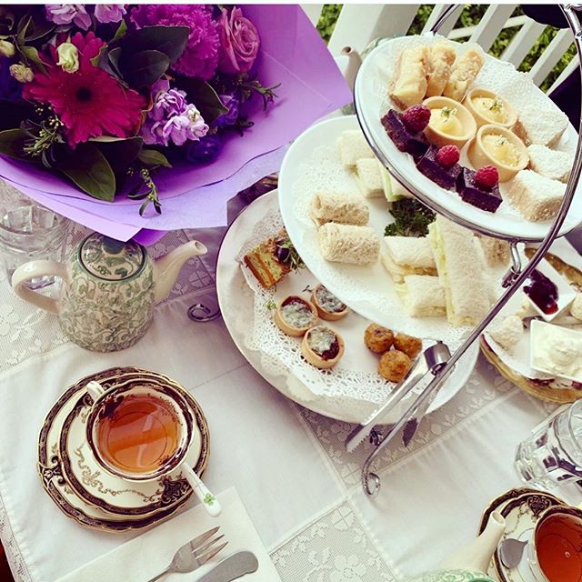 Tea ✅ cake ✅ flowers ✅ ... Sundays in style via @natalieclare 💕💕