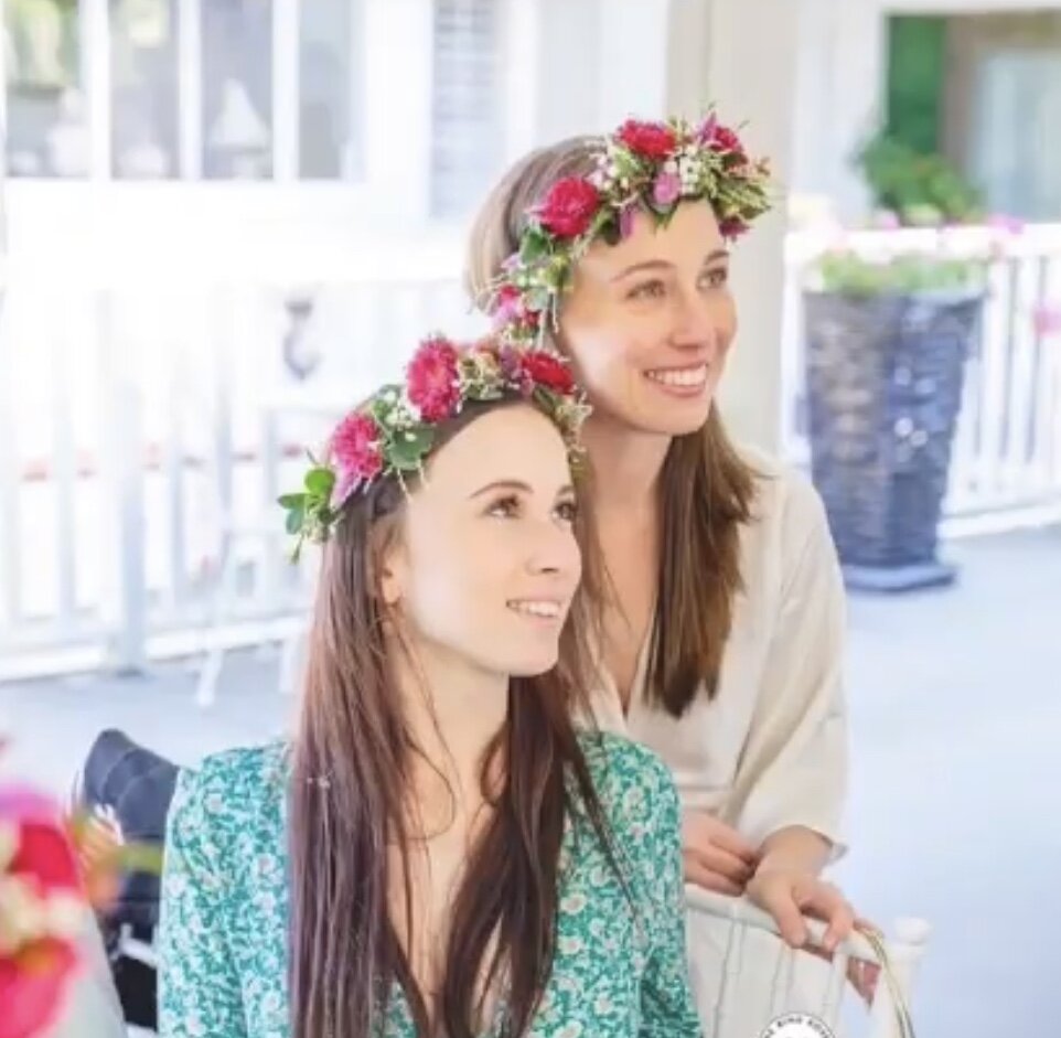 Gorgeous fresh flower crowns are the perfect complement to your high tea outfit. Pic and flower crowns: @winterinbloom